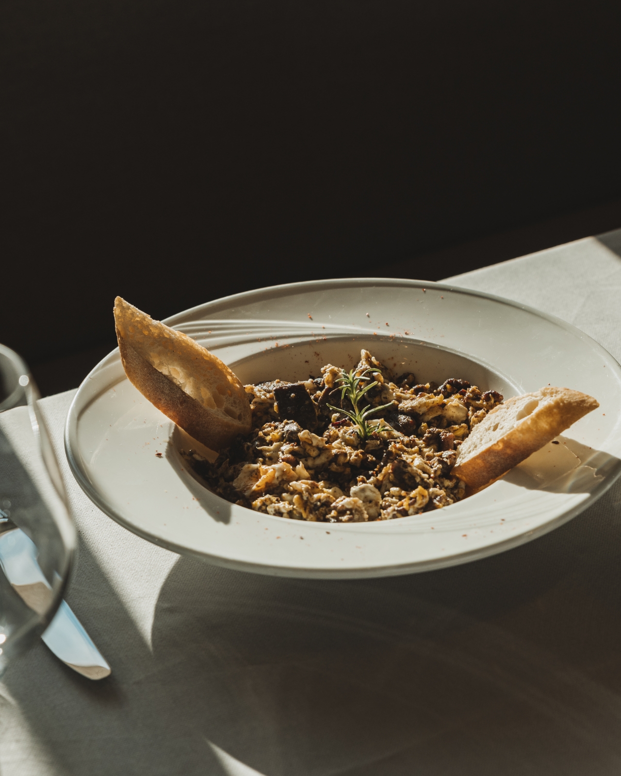 4-revuelto-de-la-abuela-con-morcilla-de-ontinyent-y-manzana-caramelizada